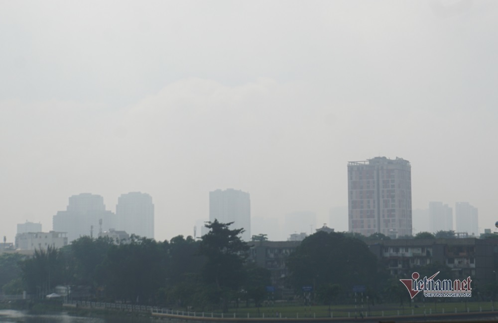 Nhà cao tầng ở Sài Gòn lại 'biến hình' bởi sương mù đặc quánh