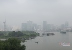 Nhà cao tầng ở Sài Gòn lại 'biến hình' bởi sương mù đặc quánh