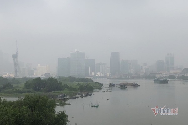 Nhà cao tầng ở Sài Gòn lại 'biến hình' bởi sương mù đặc quánh