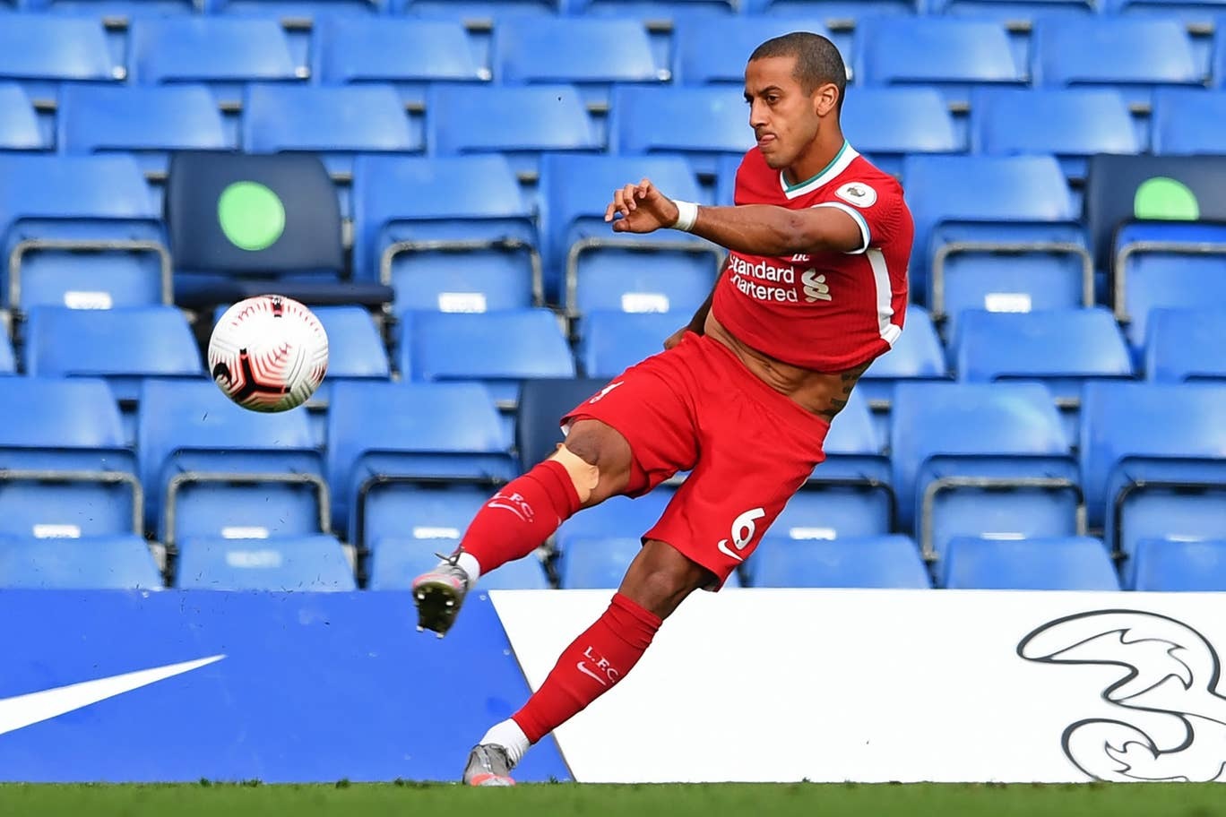 Thiago ghi dấu ấn mạnh với 45 phút trình làng Liverpool