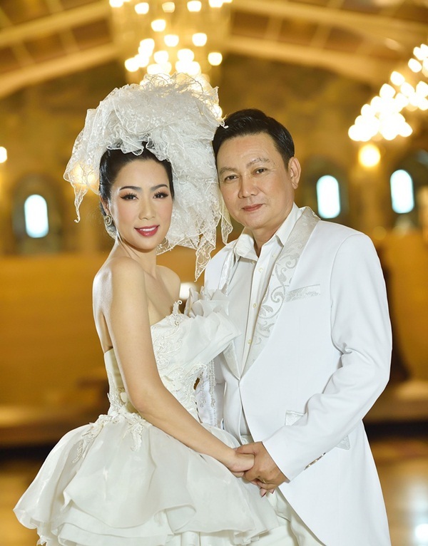 Trịnh Kim Chi lộng lẫy bên chồng và 2 con gái trong ảnh cưới kỷ niệm 20 năm