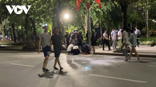 Hanoi locals ignore COVID-19 warnings as pedestrian streets reopen