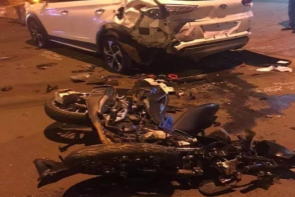 Tông vào ô tô đang đỗ bên đường, 2 thanh niên đi xe máy tử vong