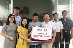 Hạnh phúc của người cha được Báo VietNamNet hỗ trợ xây ngôi nhà khang trang