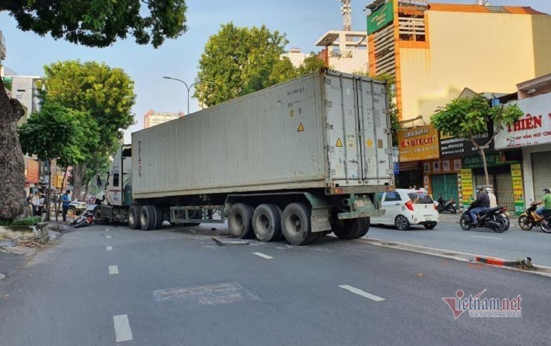 Hiện trường vụ container tông ô tô BMW, đè nát 2 xe máy ở Sài Gòn