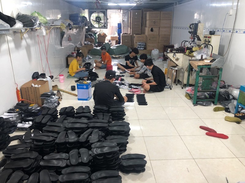 Bắt quả tang cơ sở đang sản xuất dép nghi nhái thương hiệu Adidas