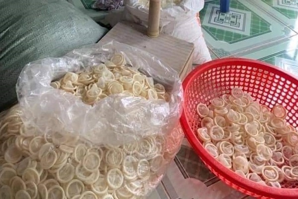 Tái chế hơn 300 ngàn bao cao su đã qua sử dụng đem bán