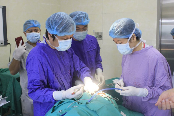 Lưỡi người phụ nữ bọc lớp màu trắng, dấu hiệu cảnh báo tiền ung thư