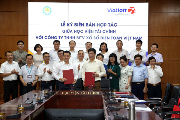 Vietlott trao học bổng 5 năm đến sinh viên Học viện Tài chính