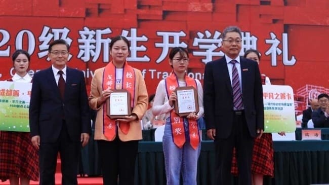 Hai nữ sinh quỳ gối cứu người gặp nạn được khen thưởng đặc biệt