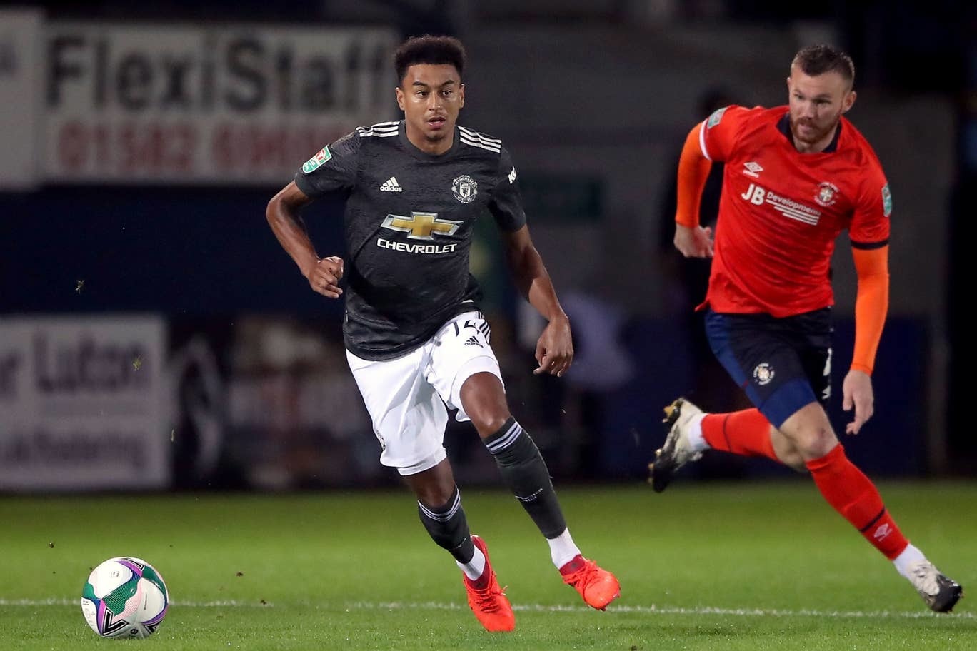 MU bất ngờ kích hoạt gia hạn với 'ông kễnh' Lingard