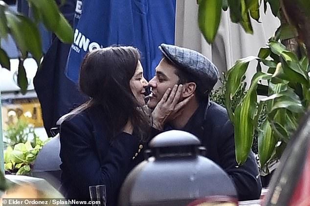 Katie Holmes hôn cuồng nhiệt bồ trẻ kém 8 tuổi giữa phố
