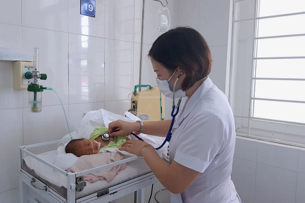 Bé sơ sinh nguy kịch vì bà tự cắt rốn tại nhà