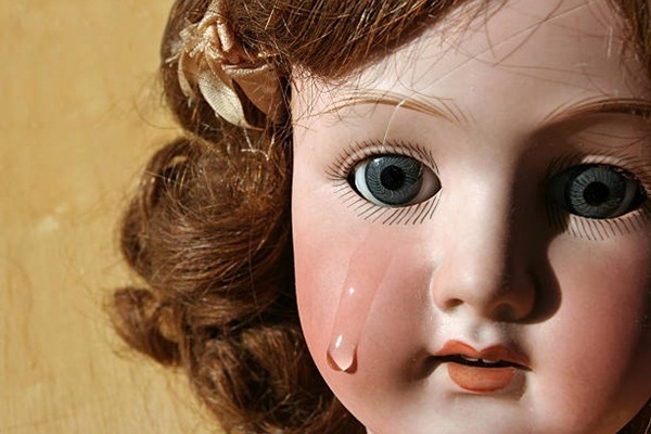 Nghe thấy tiếng búp bê khóc, bé gái 4 tuổi liên tục mất ngủ, người mẹ dửng dưng cho đến khi phát hiện sự thật
