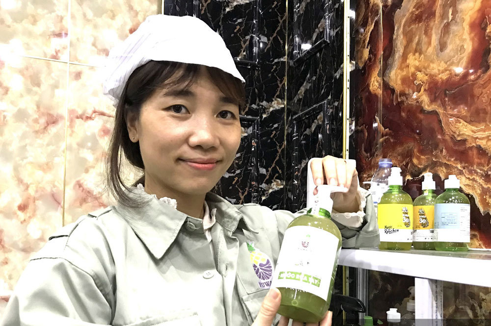 Nhặt thứ rác thiên hạ vứt đi về 'hô biến' thành nước tẩy rửa, gái xinh ngành kiểm toán nổi như cồn