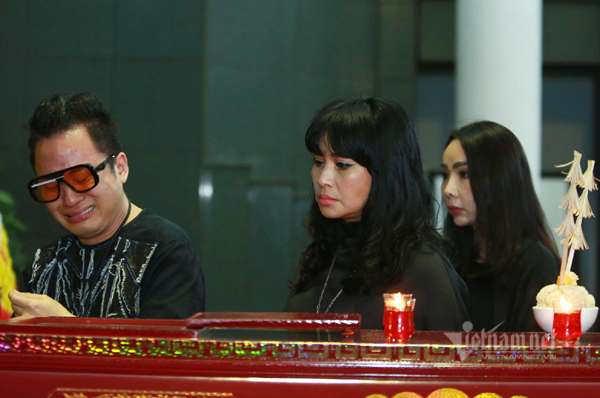 Tùng Dương, Thanh Lam khóc nghẹn bên linh cữu nhạc sĩ Phó Đức Phương