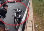 Va chạm xe máy với bà bầu, thanh niên đập nát xe người nhắc nhở ở Hà Nội