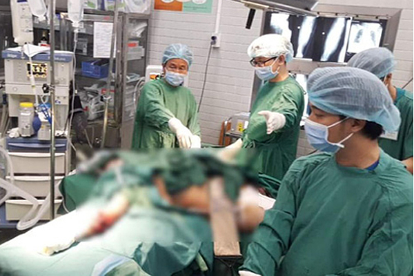 Người đàn ông bị cây đè đã tử vong sau phẫu thuật