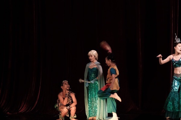 70 người tham gia vở vũ kịch 'Chiến dịch giải cứu trái đất'