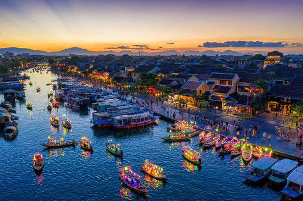 Photos of Vietnamese tourism on display