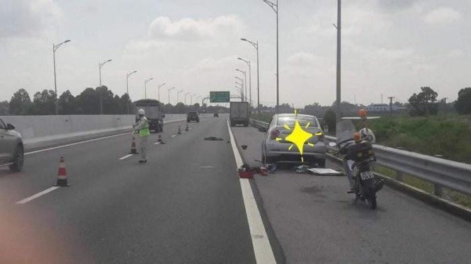 Bị xe tải tông chết khi đang thay lốp trên cao tốc