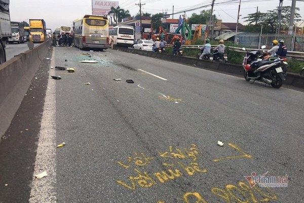 Hai giờ khoan cắt mới đưa được thi thể tài xế ra khỏi xe bị bẹp sau đâm va