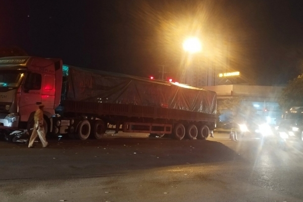 Va chạm với xe đầu kéo, 2 em nhỏ văng khỏi xe máy tử vong