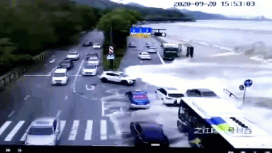 Sóng 'khổng lồ' ở Trung Quốc thổi bay hàng chục ô tô đang đi trên đường