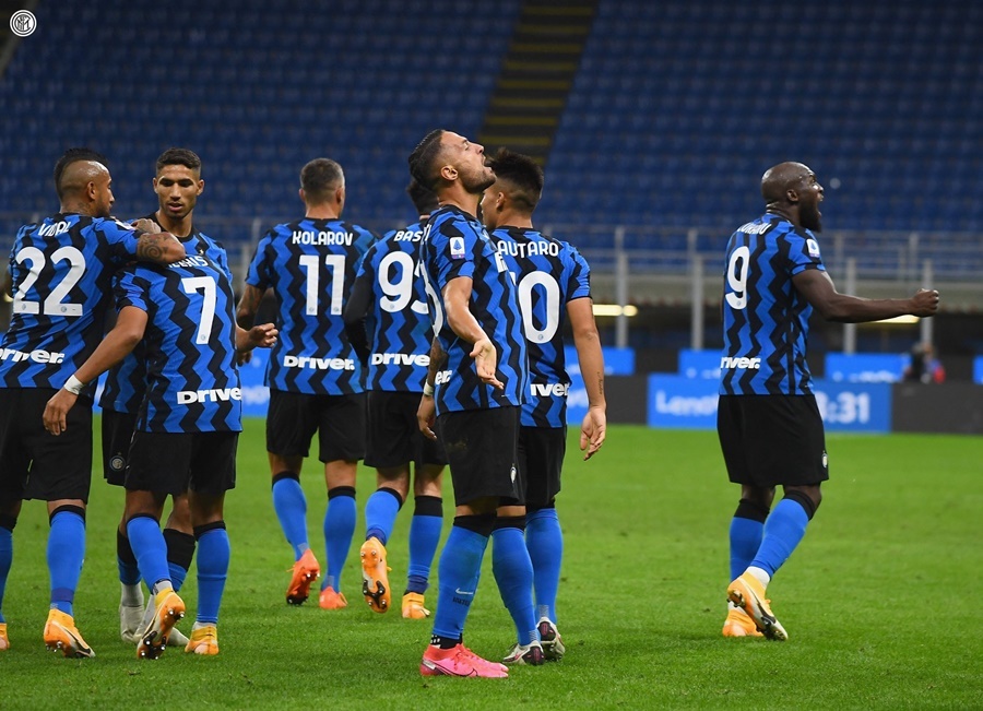 Lukaku đại lập công, Inter thắng trận điên rồ