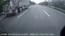 Xe tải nặng cố tình vượt ẩu tạt đầu xe con trên đại lộ Thăng Long
