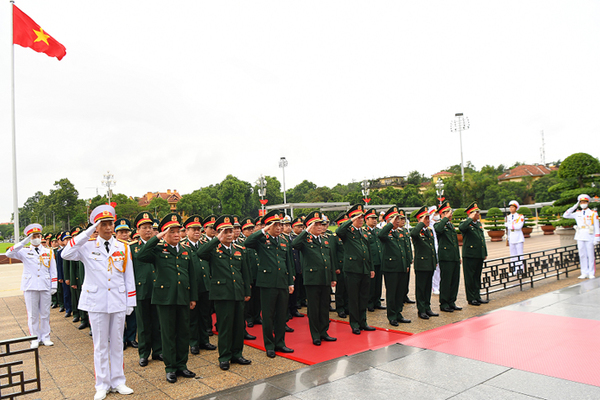 Đại tướng Ngô Xuân Lịch và đoàn đại biểu Quân đội viếng Chủ tịch Hồ Chí Minh