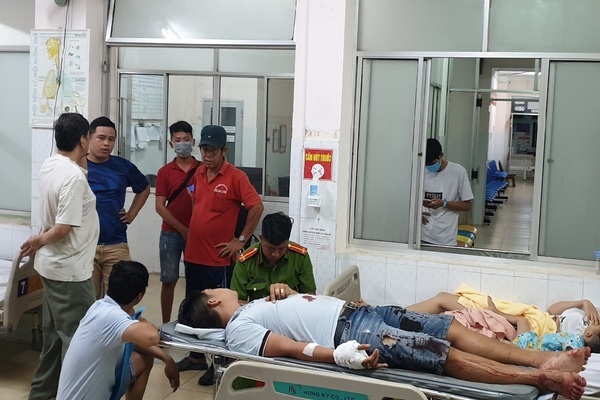 Chủ đại lý vé số cùng nhân viên ở Bình Dương bị truy sát nhập viện