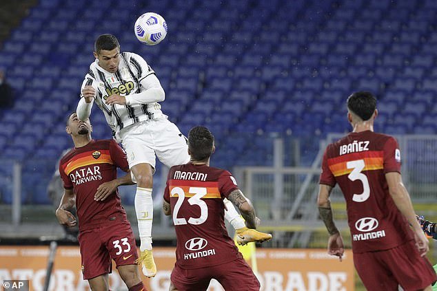 Ronaldo giải cứu Juventus trước Roma đầy ngoạn mục
