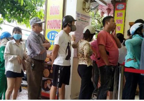 Kiếm tiền triệu nhờ nghề 'mua hộ' bánh Trung thu truyền thống