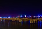 Local people amazed as Da Nang bridge raises spans