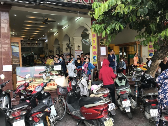 Dân Thủ đô dậy từ 5 giờ sáng, bắt tàu hỏa đi Hải Phòng mua bánh trung thu