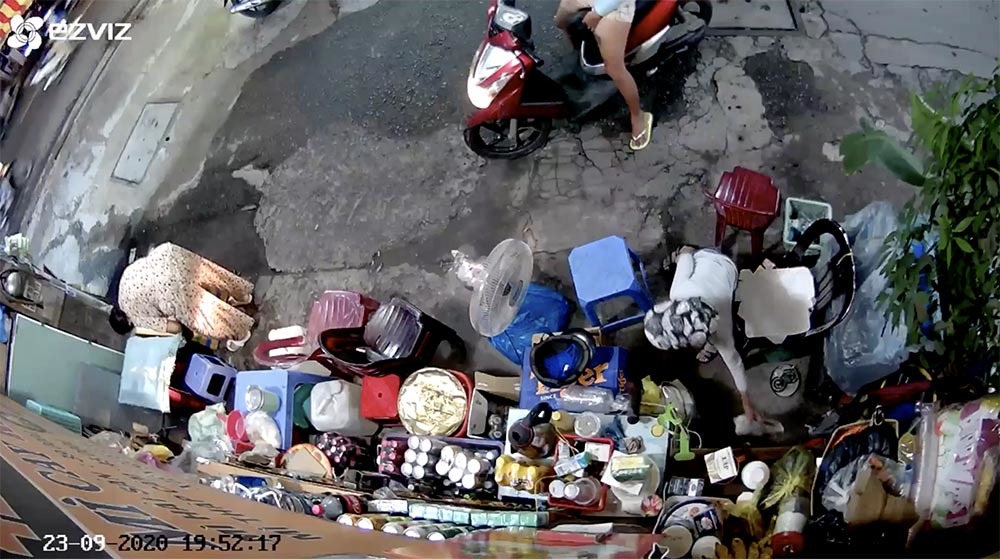 Truy bắt người phụ nữ xúi con trộm túi tiền của bà cụ bán cà phê vỉa hè