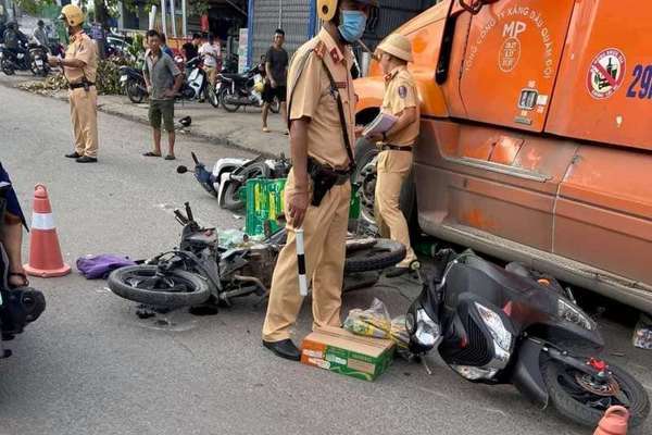 Xe đầu kéo húc văng 7 xe máy đang chờ đèn đỏ trên phố ở Hải Phòng