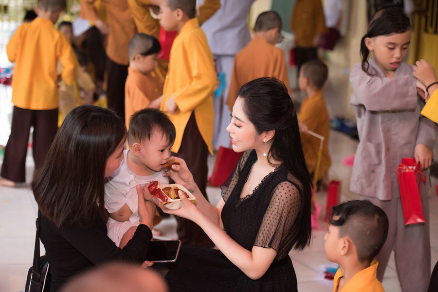 Hoa hậu Tô Diệp Hà tặng quà Trung thu cho trẻ em cơ nhỡ