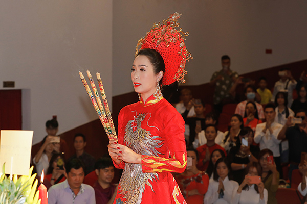 Trịnh Kim Chi tổ chức lễ giỗ Tổ sân khấu long trọng