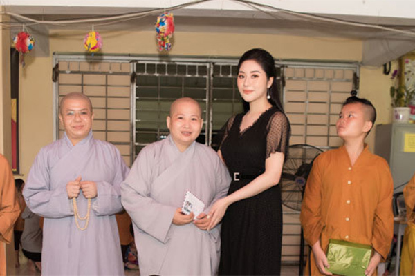 Hoa hậu Tô Diệp Hà tặng quà Trung thu cho trẻ em cơ nhỡ