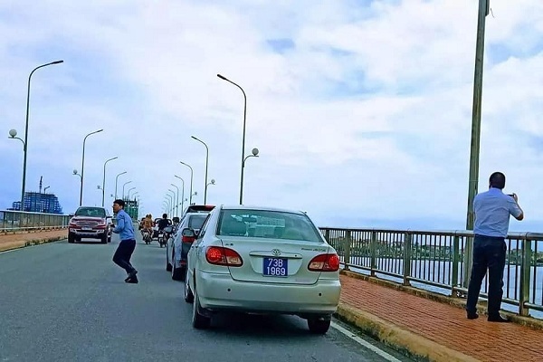 Chủ tịch Quảng Bình: Đoàn xe biển xanh dừng trên cầu để chụp ảnh quy hoạch