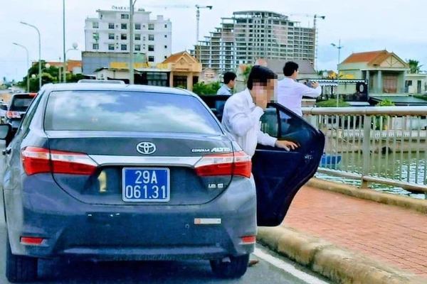 Làm rõ đoàn xe biển xanh dừng đỗ trên cầu Nhật Lệ 1 để chụp ảnh