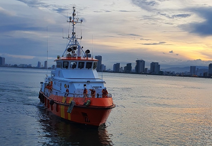 Hơn 20 giờ vượt sóng lớn cứu thuyền viên gặp nạn ở quần đảo Hoàng Sa