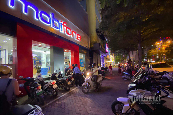 Nhiều chủ thuê bao MobiFone tìm đến điểm giao dịch Xã Đàn trong buổi tối ngày 29/9.