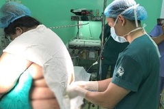 Bác sĩ căng thẳng giúp thai phụ nặng 152 kg sinh con ở Quảng Ninh