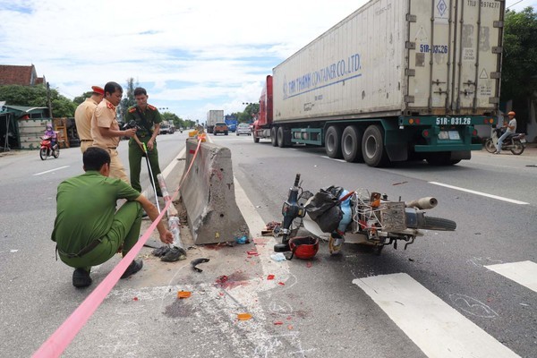 Xe container cán chết cụ ông, lao sang đường tông trúng một phụ nữ rồi lật nghiêng