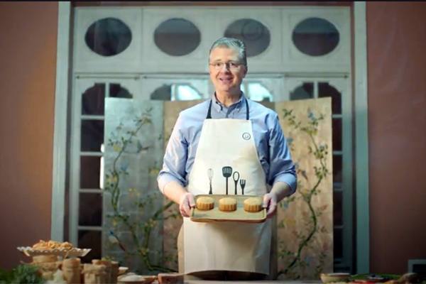 Đại sứ Mỹ mê mùa thu Hà Nội, say sưa làm bánh nướng đặc biệt