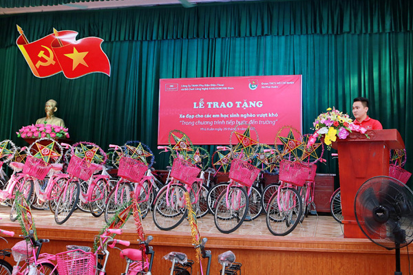 Tặng 36 xe đạp cho trẻ nghèo Phú Xuân - Thái Bình