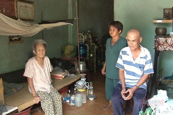 Xót xa người đàn bà “khờ” chăm mẹ già, chồng mù và con tâm thần